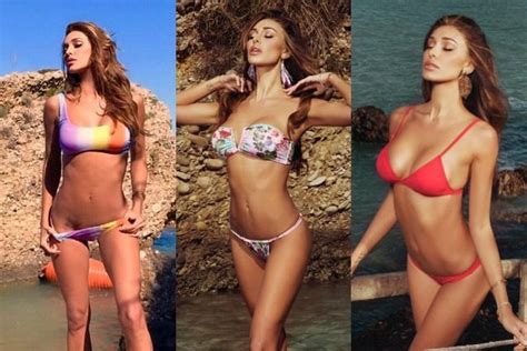 Belén Rodriguez infiamma i social con le foto al mare in bikini è più