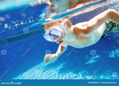 Kind Das Unter Wasser Im Swimmingpool Schnorchelt Stockfoto Bild Von