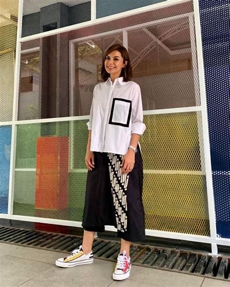 Cinta Nusantara 9 Style Batik Najwa Shihab Yang Menawan Di 2021 Gaya Model Pakaian Gaya