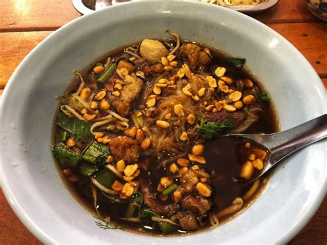 Khaep Moo Yai Thai Beef Noodle Soup Rahn Kuai Tiao