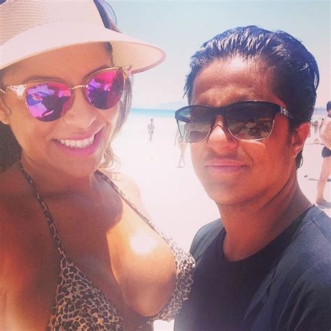Thammy Miranda Faz Selfie Com A Namorada Em Praia Quem Quem News