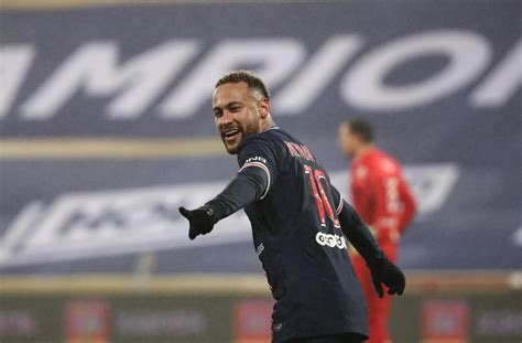 Les parisiens soulèvent le trophée des champions. PSG-OM : Neymar chambre Payet après le Trophée des champions