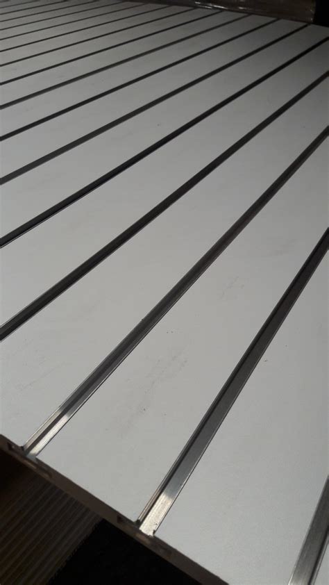 Panel Ranurado Blanco Vertical Con Aluminio 122 X 244 M 3350