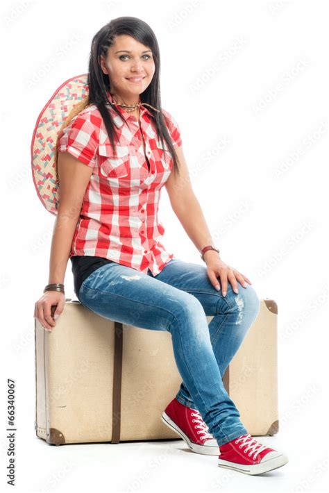 Mädchen Sitzt Auf Koffer Stock Foto Adobe Stock