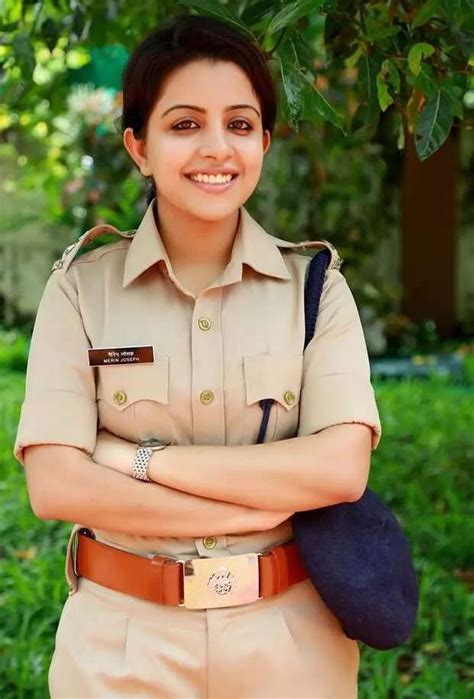 भारत की 10 सबसे खूबसूरत महिला ias और ips ऑफिसर्स जो खूबसूरती के साथ काम में भी हैं तेज तर्रार
