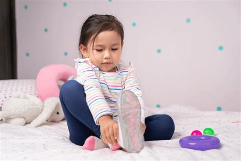 1217 Baby Putting On Shoes Images Stock Photos 3d Objects And Vectors