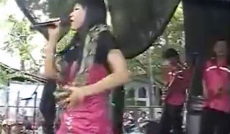 Indonesian Pop Star Irma Bule Dies After King Cobra Used As Stage Prop
