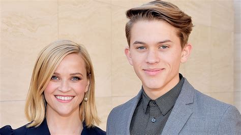 Reese Witherspoons Son Deacon Shows Her How To Dap In Another Cute Mother Son Video