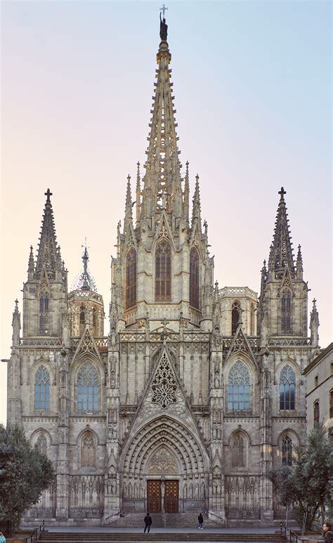 An exhibition shows how the neo-gothic façade of the Barcelona cathedral was built - Universitat ...