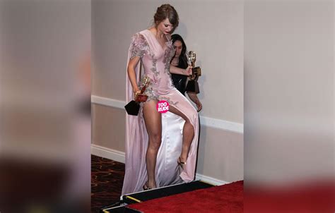 Taylor Swift Flashes Her Crotch At The Billboard Music Awards