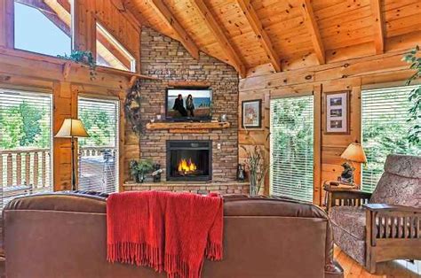 Black bear crossing is a gorgeous, jim barna custom built, all wood log cabin located minutes from pigeon forge. Black Bear Cabin Rentals in Pigeon Forge TN | Golden ...