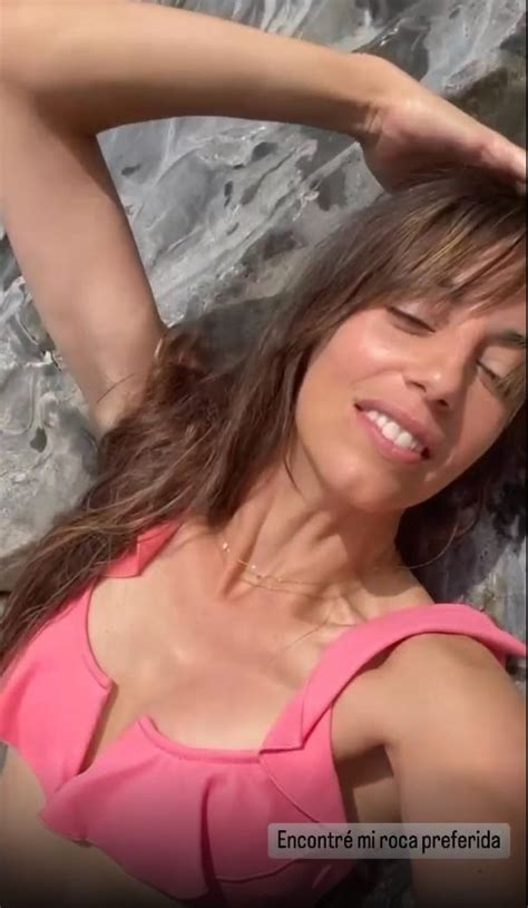 Almudena Cid Se Recupera En La Playa Con El Bikini Rosa Que Quiere Todo El Mundo