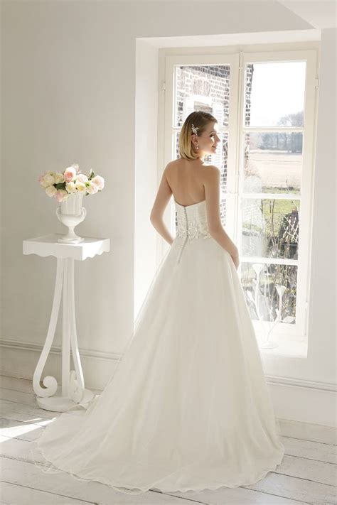 Bereits im märz wollte dieses wunderschöne kleid mit zarter stickerei, kleiner schleppe und raffiniertem ausschnitt präsenti. Hochzeitsausstatter Rehr Mode Amelie Brautkleider