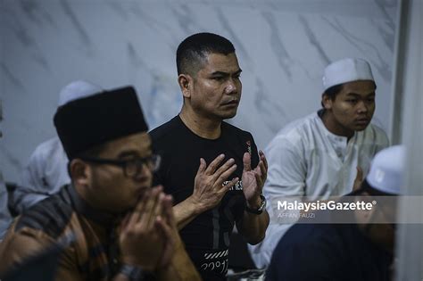Jamal yunos diekstradisi ke malaysia pada hari kamis (05/07) setelah lebih sebulan melarikan diri ke indonesia. Jamal Yunos Buat Majlis Doa Selamat dan Bacaan Yaasin