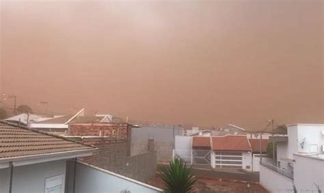 moradores registram chuva de granizo e nuvem de poeira no interior de sp em paraguaçu