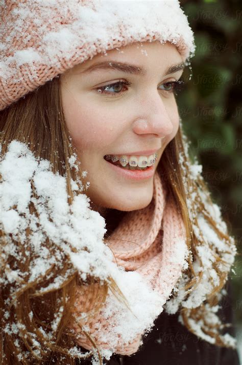 Portrait Of Teenage Girl Cover With Snow With Denture Del Colaborador