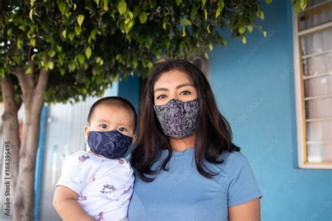 Madre E Hijo Con Cubrebocas Stock Photo Adobe Stock