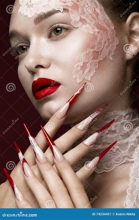 Красивая девушка с шнурком красными губами и длинными ногтями Сторона красотки Стоковое