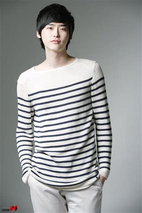 He debuted in 2005 as a runway model, becoming the youngest male model ever to participate i. ดาราเกาหลี Lee Jong Suk - ลีจงซอก : ประวัติ ผลงานเพลง ...