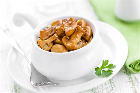 La loro realizzazione è veramente facile e richiede pochissimo tempo; Funghi al vapore: la ricetta del contorno semplice e veloce