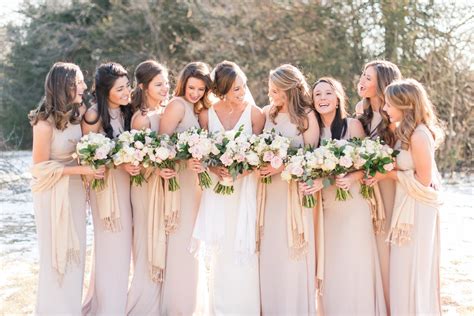 Bride With Bridesmaids Outdoor Photo Shoot