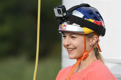 Climbing world champion jessica pilz: Klettertour auf Wiens ältestem Windrad - wien.ORF.at