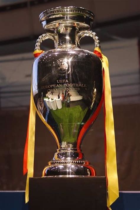 el faro exhibe los trofeos de las dos eurocopas y la copa del mundo de la selección española de