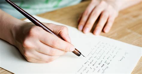 Karangan menggambarkan sebuah objek yang nyata atau bisa diterima oleh panca indera. √Ciri-Ciri Teks Cerpen | Bahasa Indonesia SMP 2019