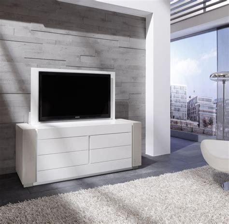 Den fernseher hinter einem wandteppich verstecken. Kein Statussymbol mehr: Der Fernseher verschwindet in der ...