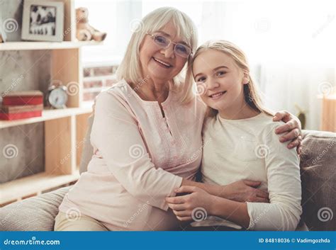 Oma Und Enkelin Stockfoto Bild Von Umarmen Gesicht 84818036