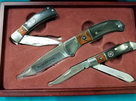 2 ½ closed) with a 2 ¾ stainless steel blade. WINCHESTER LIMITED EDITION 2007 3 KNIFE SET IN A WOODEN BOX