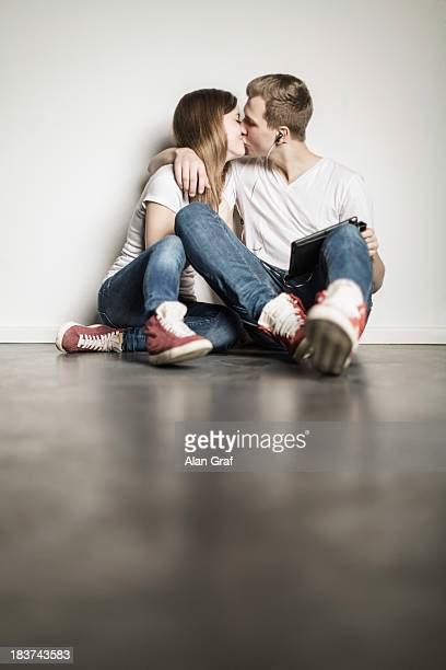 Küssen Jugendliche Stock Fotos Und Bilder Getty Images