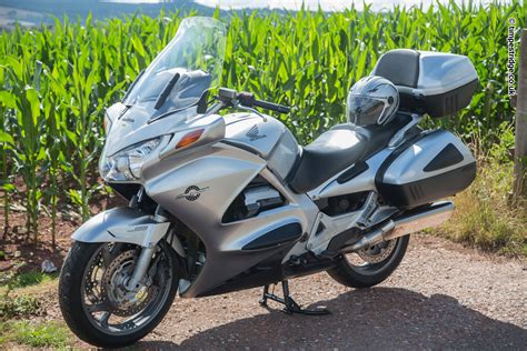 The year of its first introduction was 1990 and was due to the the first incarnation of the honda st1300 was the st1100. A short owners review of the 2005 Honda ST1300