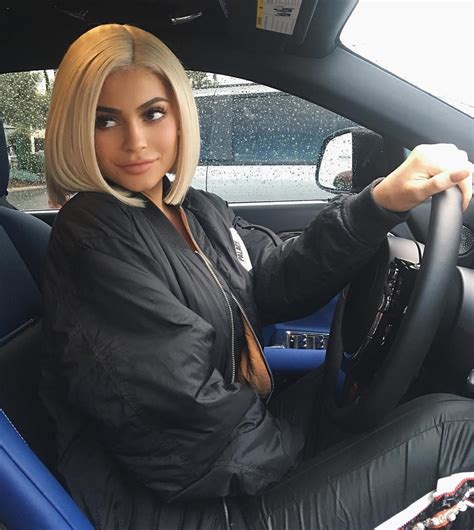 did kylie jenner dye her hair blonde see her new hairdo
