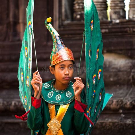 Os Cambodians No Vestido Nacional Levantam Para Turistas Camboja
