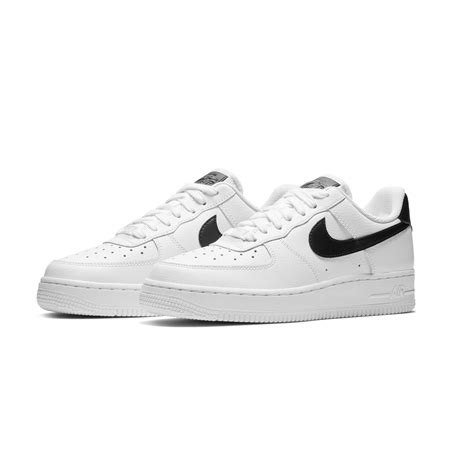 Air force one is the official air traffic control call sign of a united states air force aircraft carrying the president of the united states. Nike Air Force 1 07 Sneaker Damen Grau F152 | Lifestyle ...