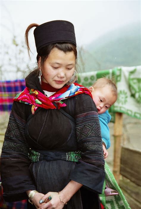17 Year old mother and her 2nd child - black H'mong - Sapa - Northern Vietnam | Traditional baby ...