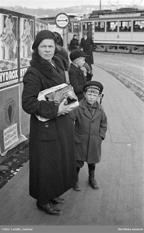 1933 Slussen Stockholm Kvinna Och Pojke Med Sjömansmössa På Spårvagnsperrong Foto Gunnar