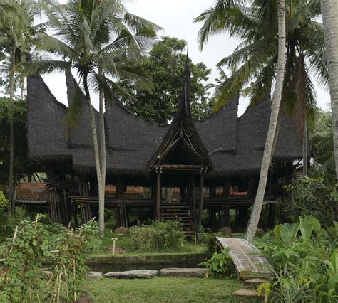 Gerne beraten wir sie ganz individuell und auf ihre wünsche abgestimmt. Dies ist ein Haus aus schwarzem Bambus aus Java. Es wurde ...