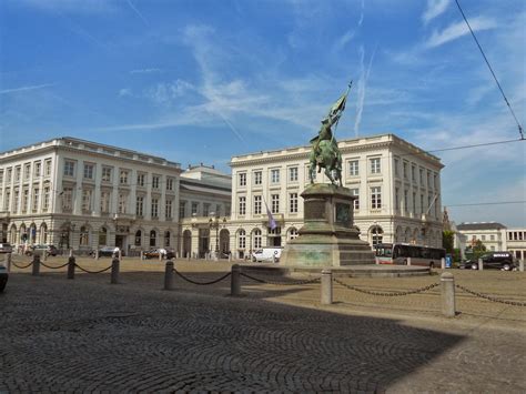 Fue obra del arquitecto daniel molina. Historia y Genealogía: Plaza Real de Bruselas