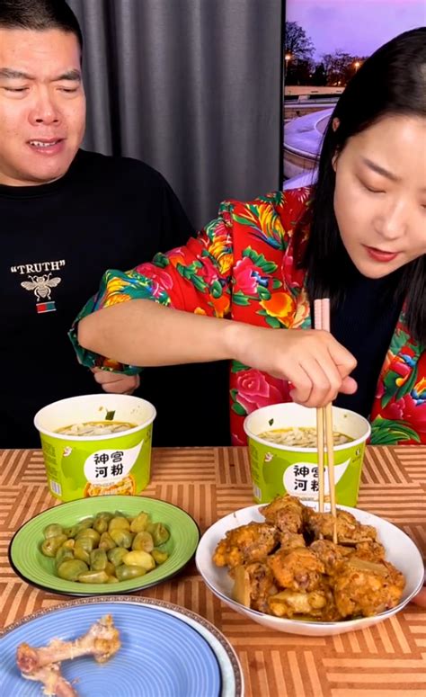 Top Amazing Funny Video Chinese Couple Eating Show On Tik Tok Video Recording Top Amazing