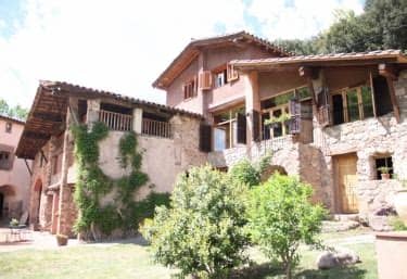 Casa típica aranesa, con habitaciones completas con cuarto de baño o bien con habitaciones con lavabo incluido y baños y duchas. 228 Casas Rurales más Baratas en Cataluña - CasasRurales.net