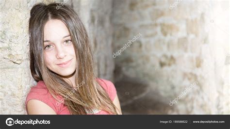 Retrato Linda Chica Adolescente Belleza Contra Antiguas Rocas Pared Aire Fotograf A De Stock