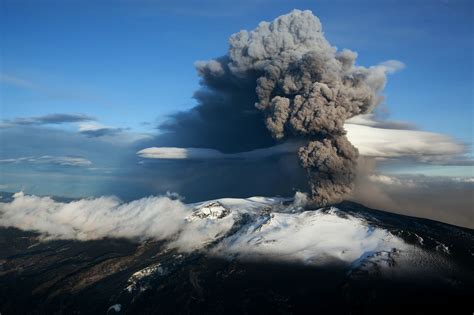 A volcanic eruption began in southwestern iceland near the capital reykjavik on friday following thousands of small earthquakes in the area in recent weeks, the country's meteorological office said. A huge volcano in Iceland may be getting ready to erupt - Vox