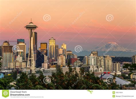 Horizon Seattle Et Mont Rainier Au Coucher Du Soleil Image Stock