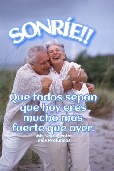 Two Older People Hugging Each Other On A Beach With The Caption Sonrie