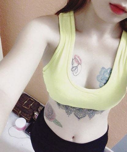 Hình xăm cành hoa hồng được xăm lên vai, đại diện cho tình yêu chân thành, tình yêu xuất phát từ con tim và yêu một cách nghiêm túc. +99 mẫu hình xăm ở ngực đẹp dành cho Nam và Nữ - ITCafe