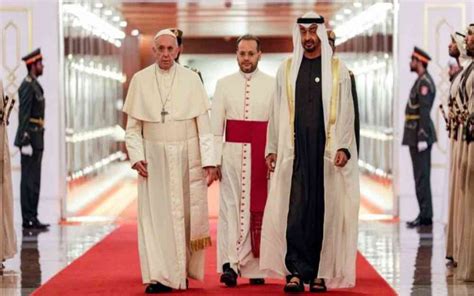 بابا الفاتيكان يستبق زيارته إلى العراق بتغريدة: بابا الفاتيكان يترأس أول قداس مسيحي بالخليج
