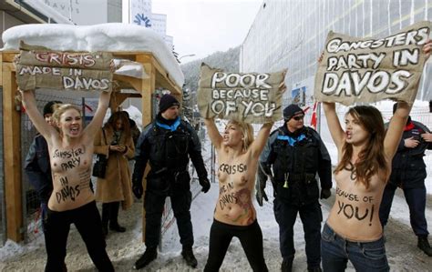 ウクライナの綺麗なお姉さんが上半身裸で抗議して警察と立ちバック みんくちゃんねる