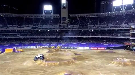 Monster Jam 2015 San Diego Bounty Hunter Backflip Freestyle Youtube